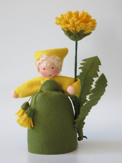 Löwenzahn-Blumenkind aus Wollfilz mit gelber Blütenkugel, Waldorf-Jahreszeitentisch Sommer