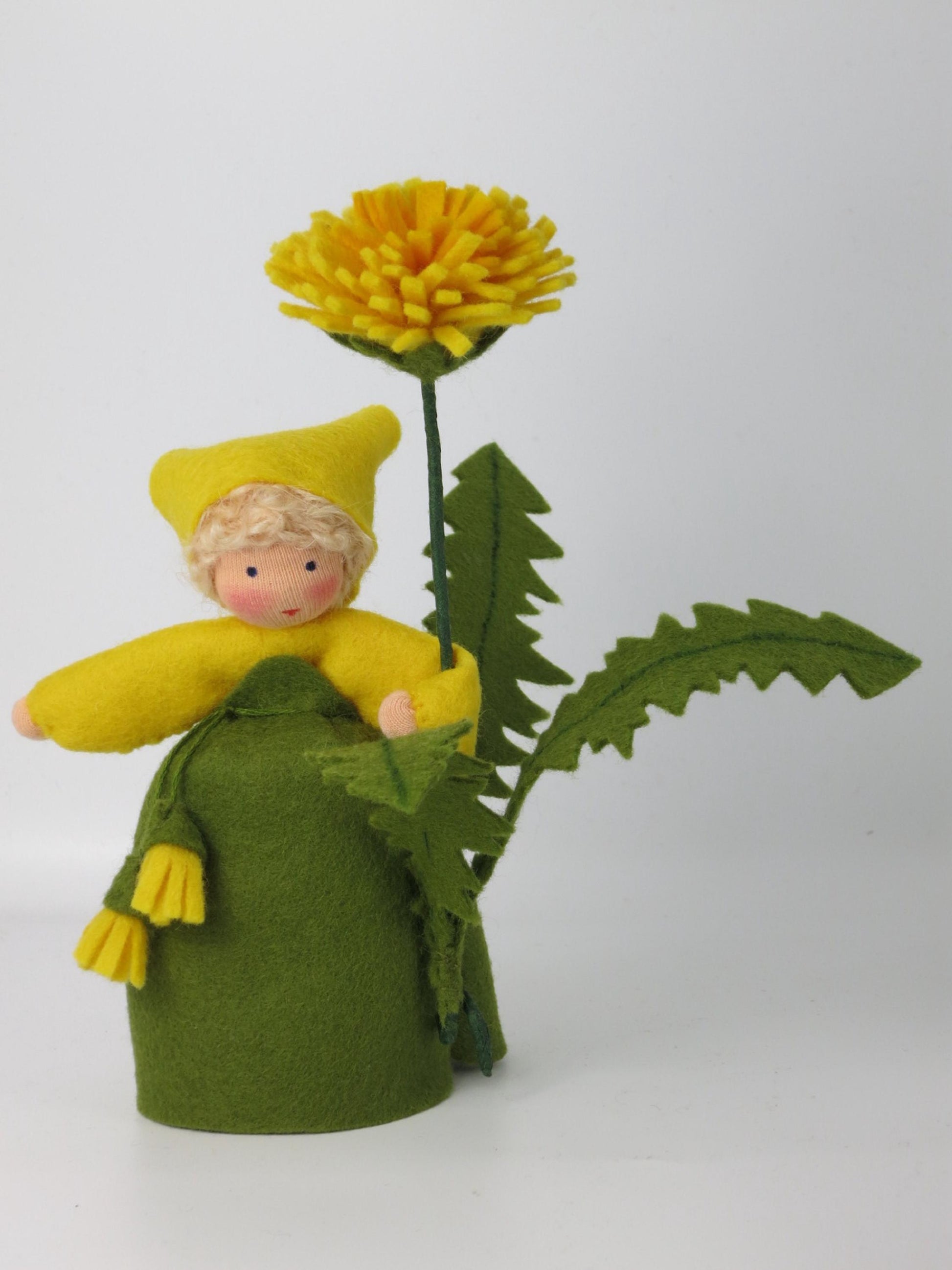 Löwenzahn-Blumenkind aus Wollfilz mit kleinen gelben Filzquasten, Waldorf-Jahreszeitentisch Sommer