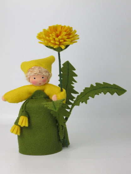Löwenzahn-Blumenkind aus Wollfilz mit kleinen gelben Filzquasten, Waldorf-Jahreszeitentisch Sommer