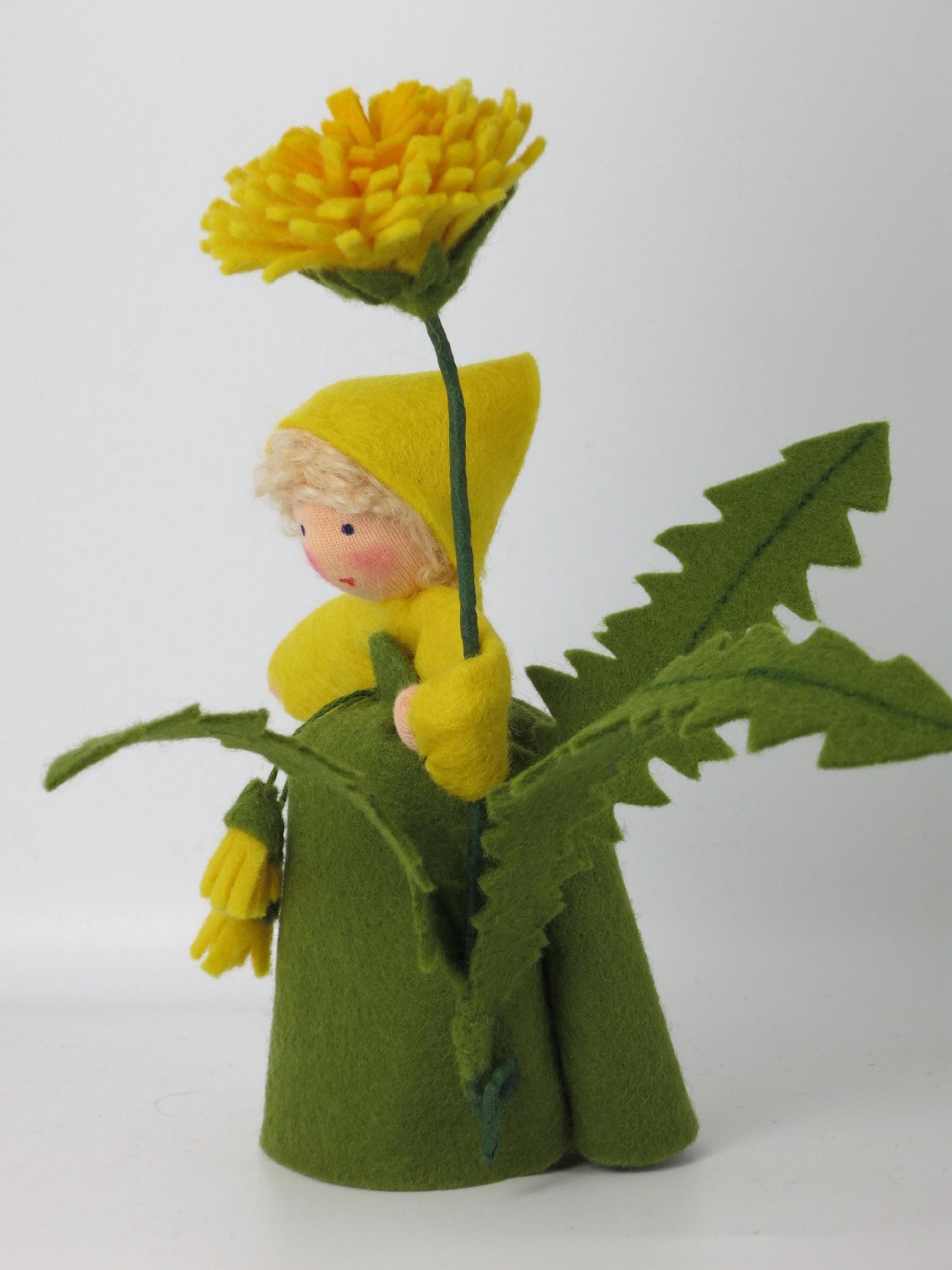 Löwenzahn-Blumenkind aus Wollfilz mit langem gezähntem Blatt, Waldorf-Jahreszeitentisch