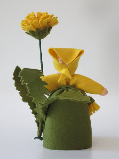 Gesichtsdetail des Löwenzahn-Blumenkindes aus Wollfilz, Waldorf-Wollfilzfigur