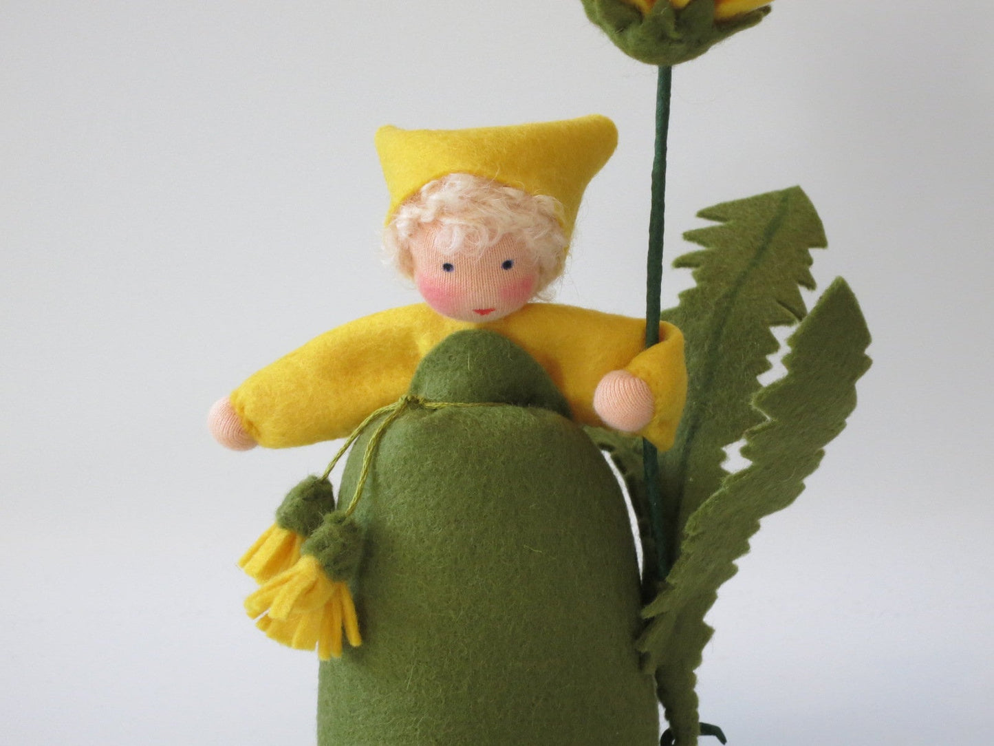Porträt Löwenzahn-Blumenkind mit gelber Zipfelmütze, Waldorf-Puppenfigur