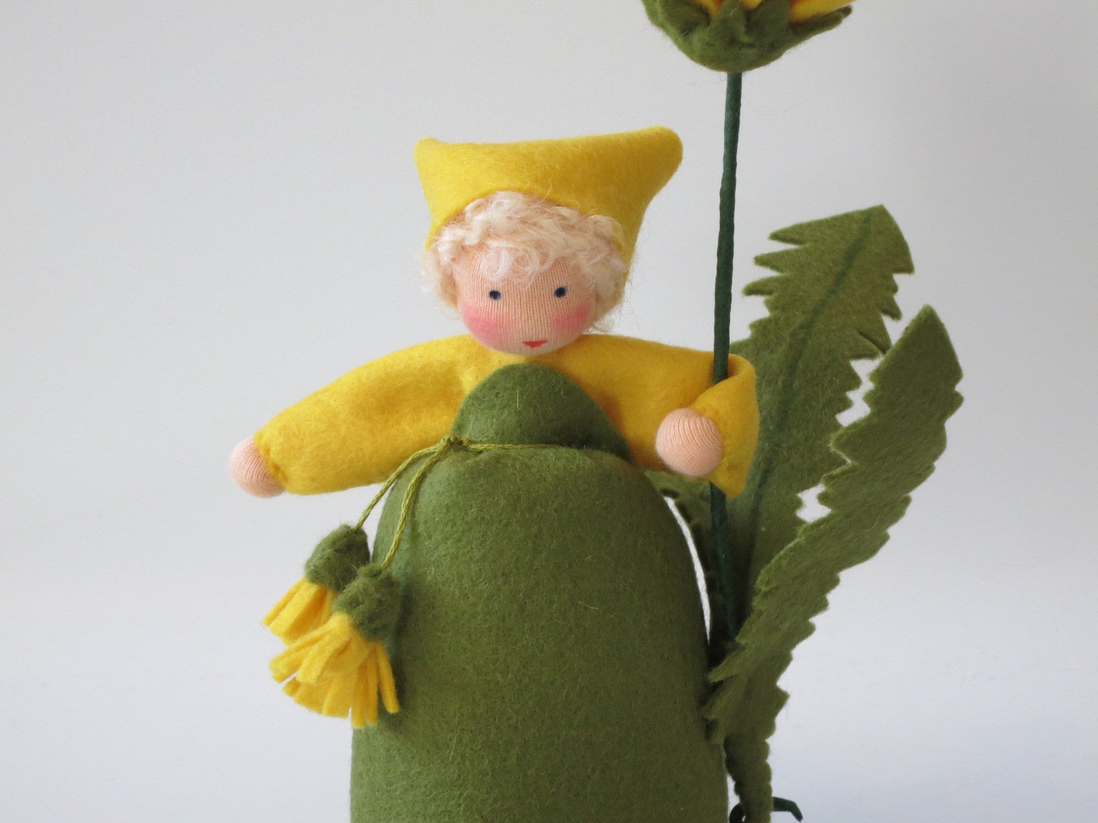 Porträt Löwenzahn-Blumenkind mit gelber Zipfelmütze, Waldorf-Puppenfigur