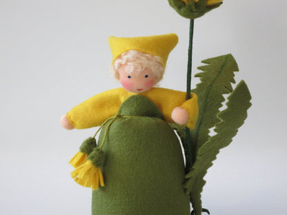 Porträt Löwenzahn-Blumenkind mit gelber Zipfelmütze, Waldorf-Puppenfigur