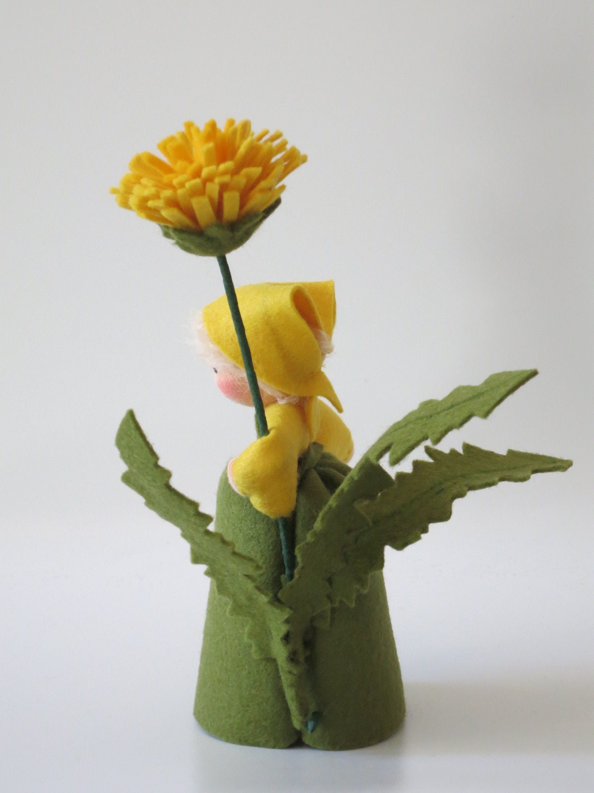 Rückansicht des Löwenzahn-Blumenkindes mit gelber Filzblüte, Waldorf-Jahreszeitentisch
