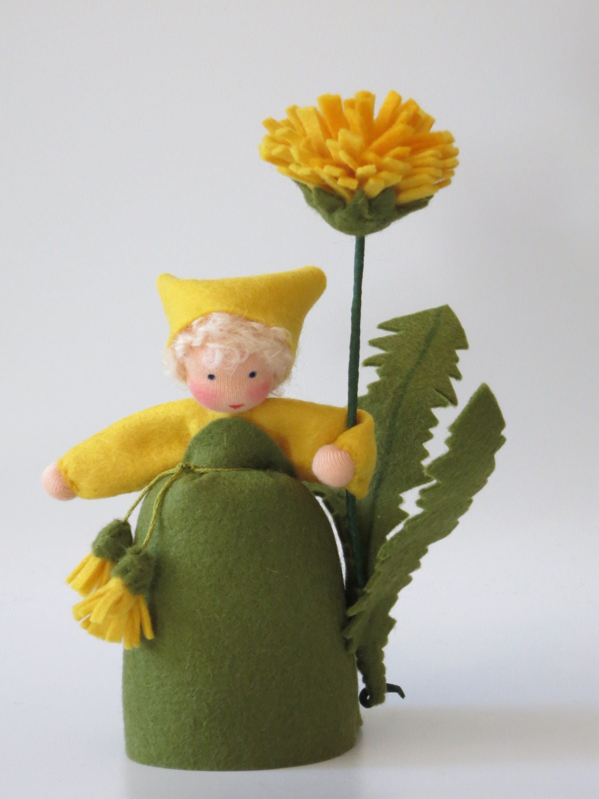 Löwenzahn-Blumenkind aus Wollfilz mit gezähntem Blatt, Waldorf-Handarbeit