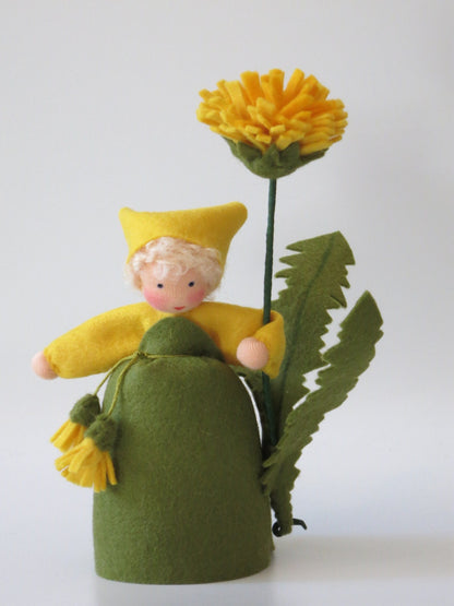 Löwenzahn-Blumenkind aus Wollfilz mit gezähntem Blatt, Waldorf-Handarbeit