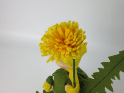 Seitenansicht Löwenzahn-Blumenkind mit grünem Filzkleid und gelber Blüte, Waldorf-Jahreszeitentisch Sommer