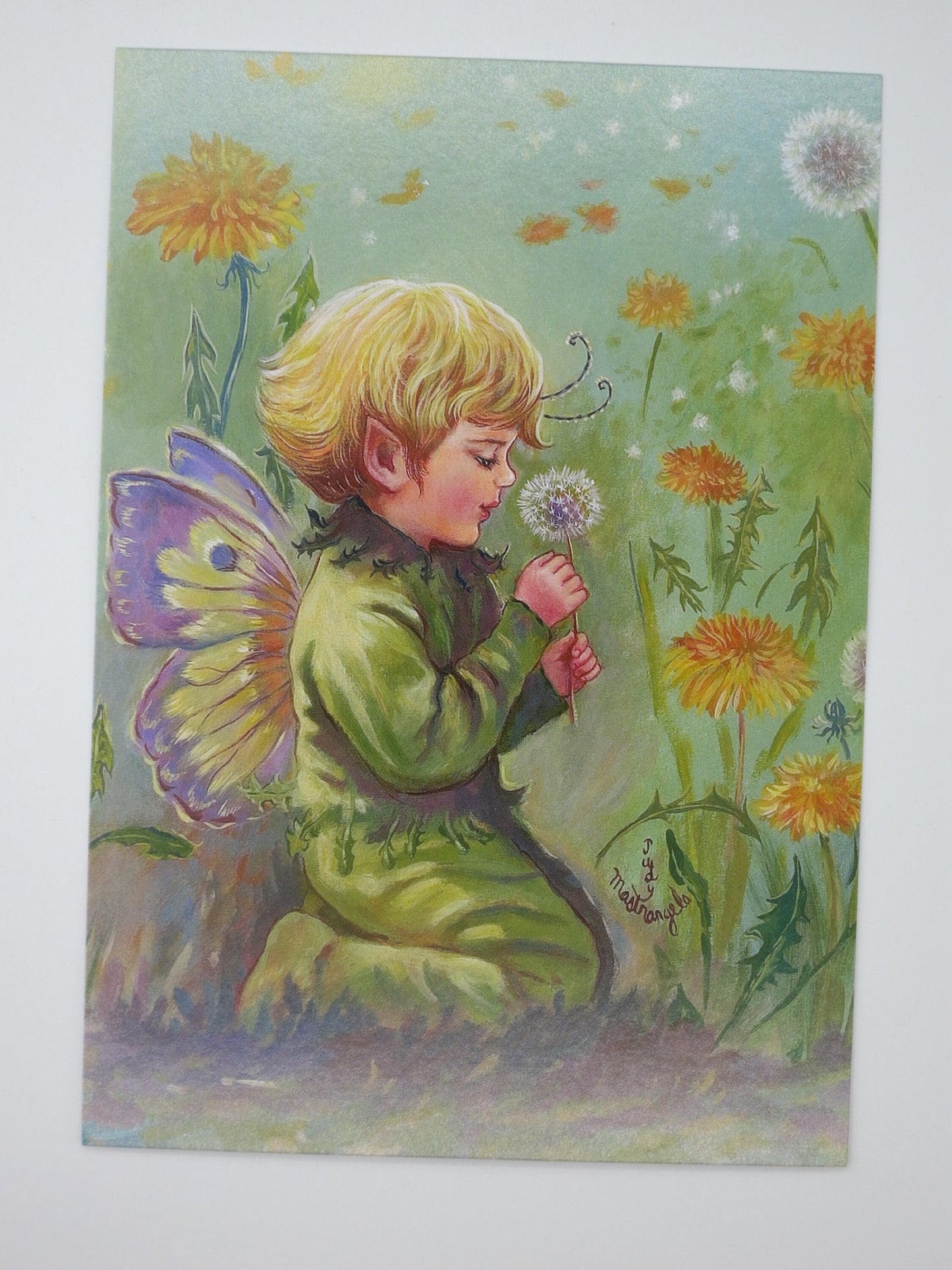 Waldorf Postkarte Löwenzahn Elf von Judy Mastrangelo mit Elfe, die eine Pusteblume anpustet