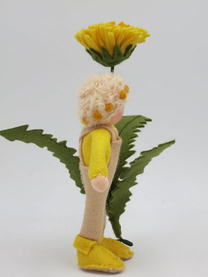 Rückansicht des Löwenzahn-Jungen Waldorf-Blumenkindes mit Blütenkranz im Haar