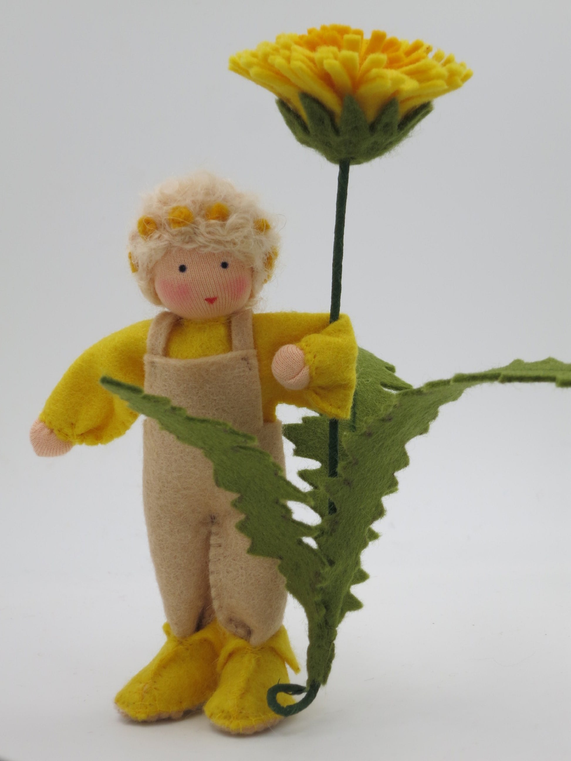 Löwenzahn-Junge Blumenkind aus Wollfilz für den Waldorf Jahreszeitentisch, mit gelber Löwenzahnblüte und gezähntem Blatt