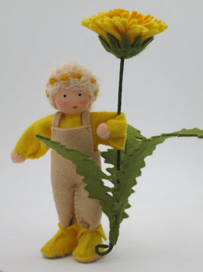 Löwenzahn-Junge Blumenkind aus Wollfilz für den Waldorf Jahreszeitentisch, mit gelber Löwenzahnblüte und gezähntem Blatt