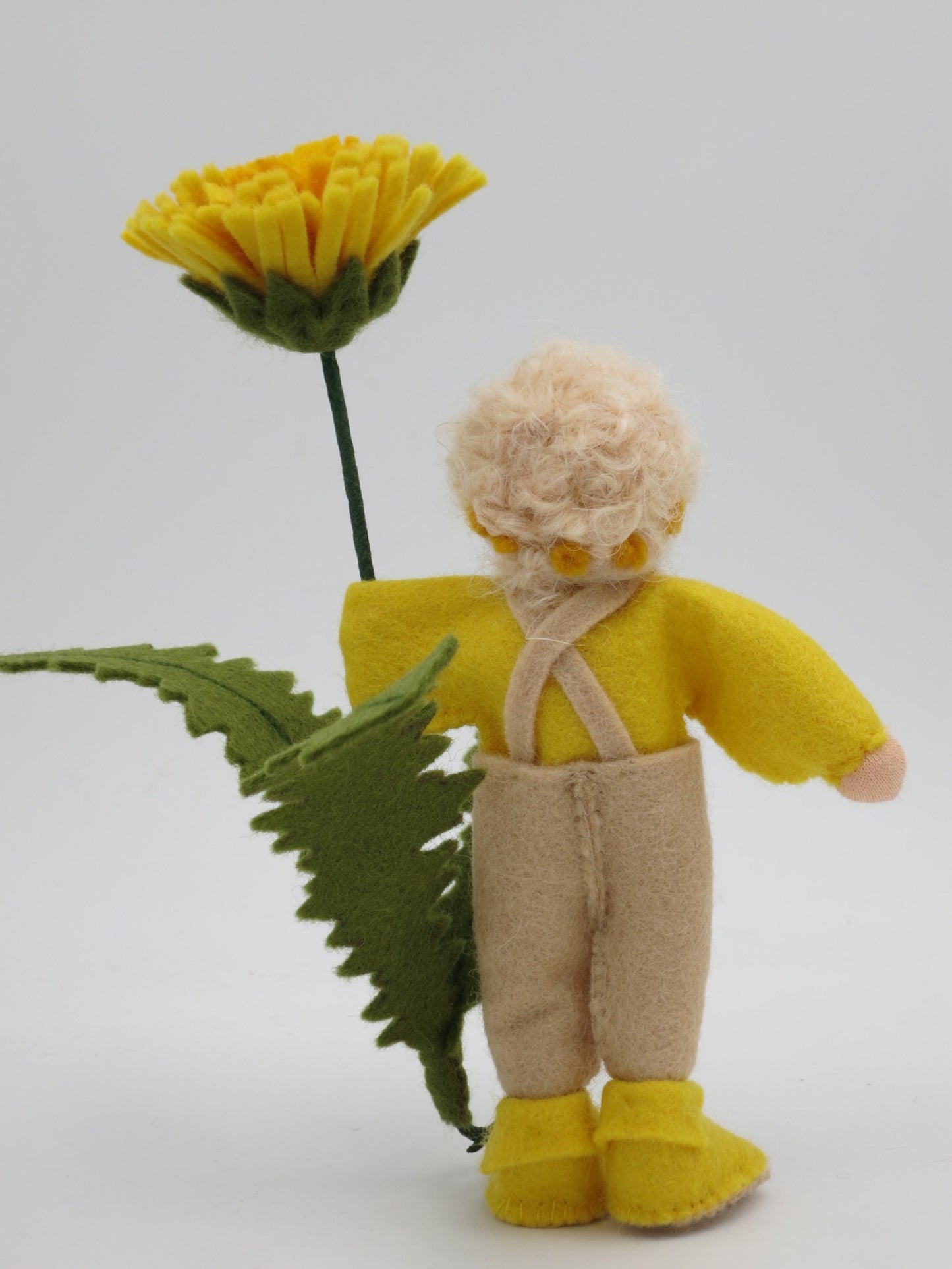 Detailansicht des Löwenzahn-Jungen aus Wollfilz mit fransiger gelber Blüte