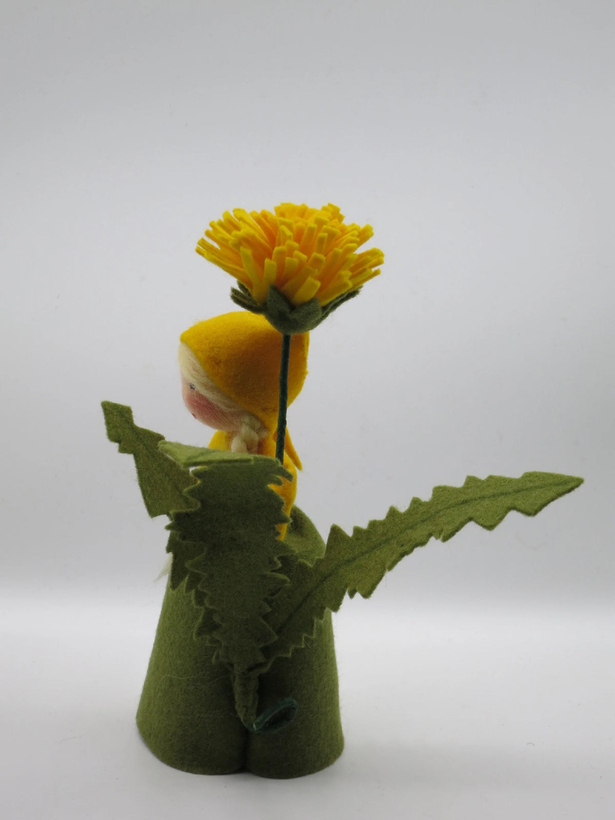 Gezacktes Filzblatt des Löwenzahn Waldorf Blumenkindes, Jahreszeitentisch Frühling