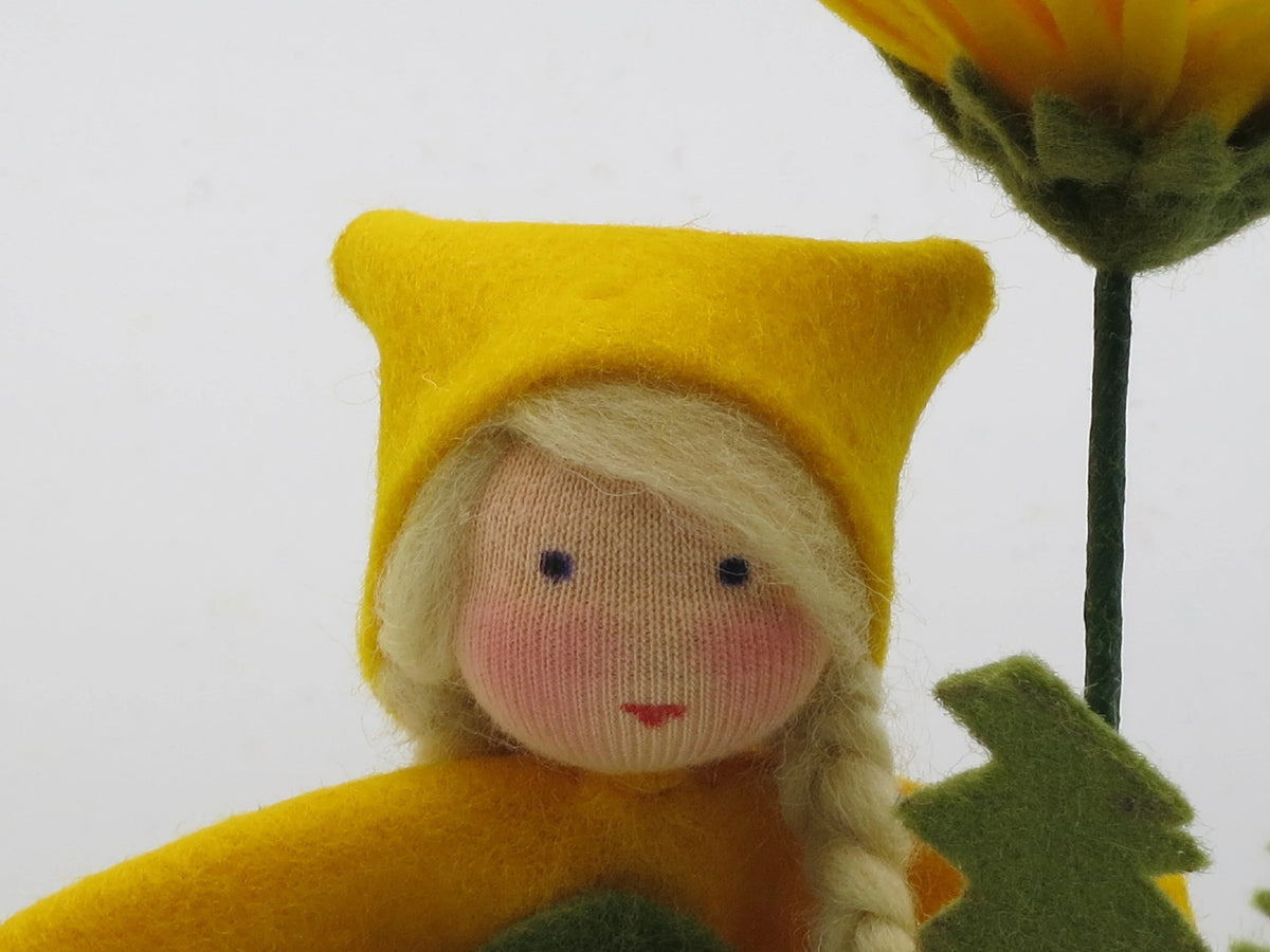 Gesicht des Löwenzahn Blumenkindes, Nahaufnahme Wollfilz Waldorfpuppe