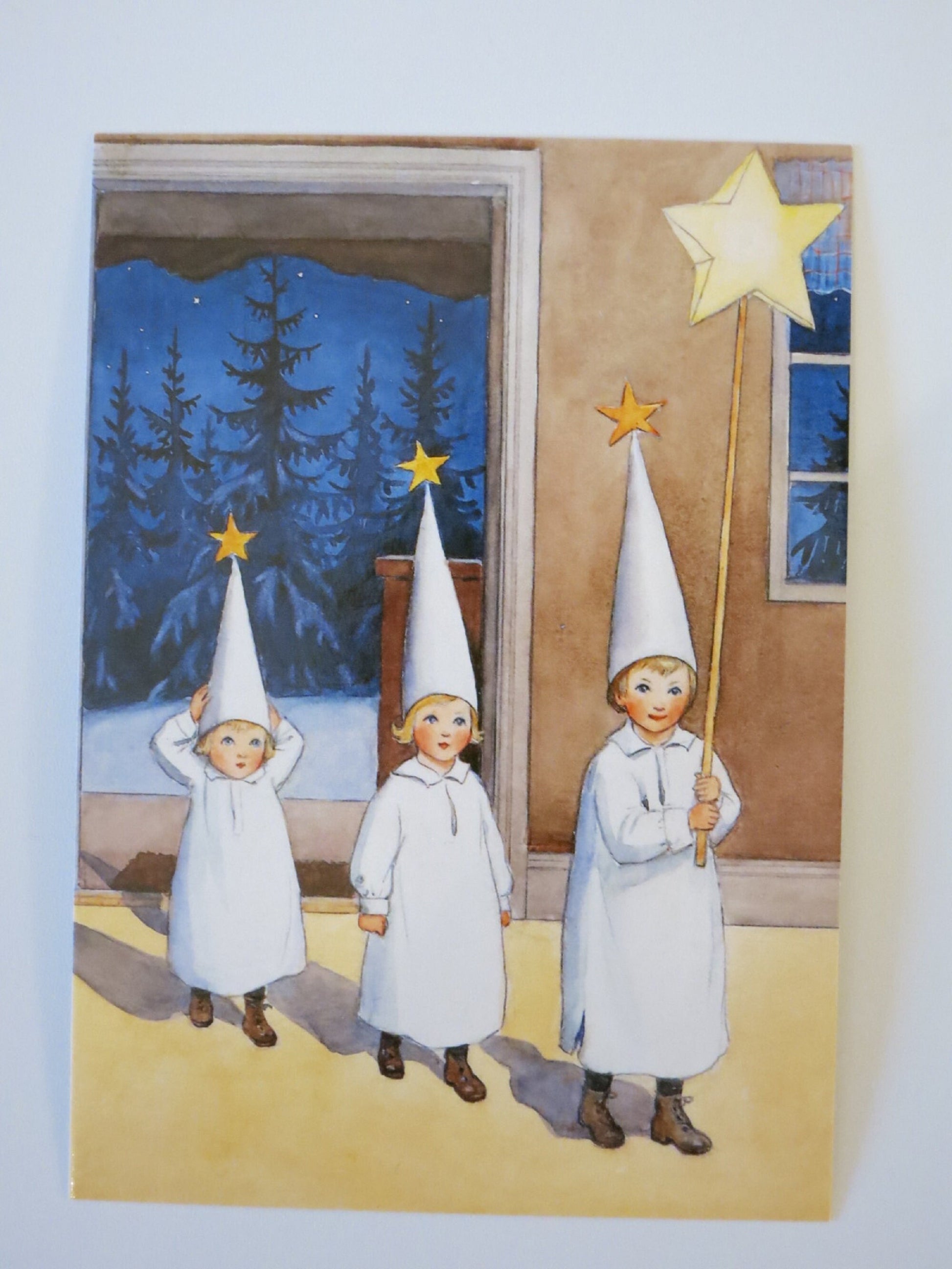 Lucia Sternsinger Weihnachtspostkarte – schwedische Stjärngossar mit Sternstab, Elsa Beskow, Jahreszeitentisch