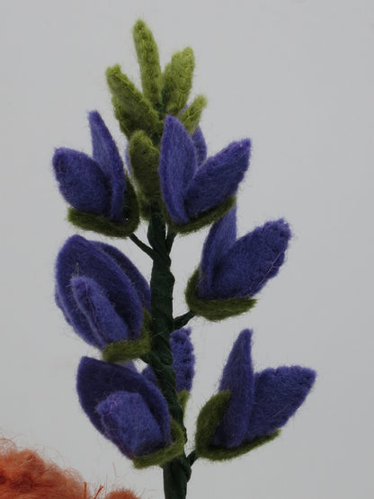 Seitenansicht des Lupine-Blumenkindes am Waldorf Jahreszeitentisch
