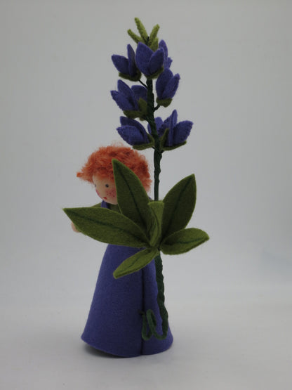 Gesamtansicht des Lupine-Blumenkindes für den Waldorf Jahreszeitentisch Sommer