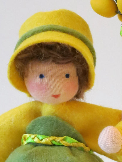 Gesicht des Blumenkindes Mädchen mit Osterbaum, Nahaufnahme Wollfilz Waldorfpuppe