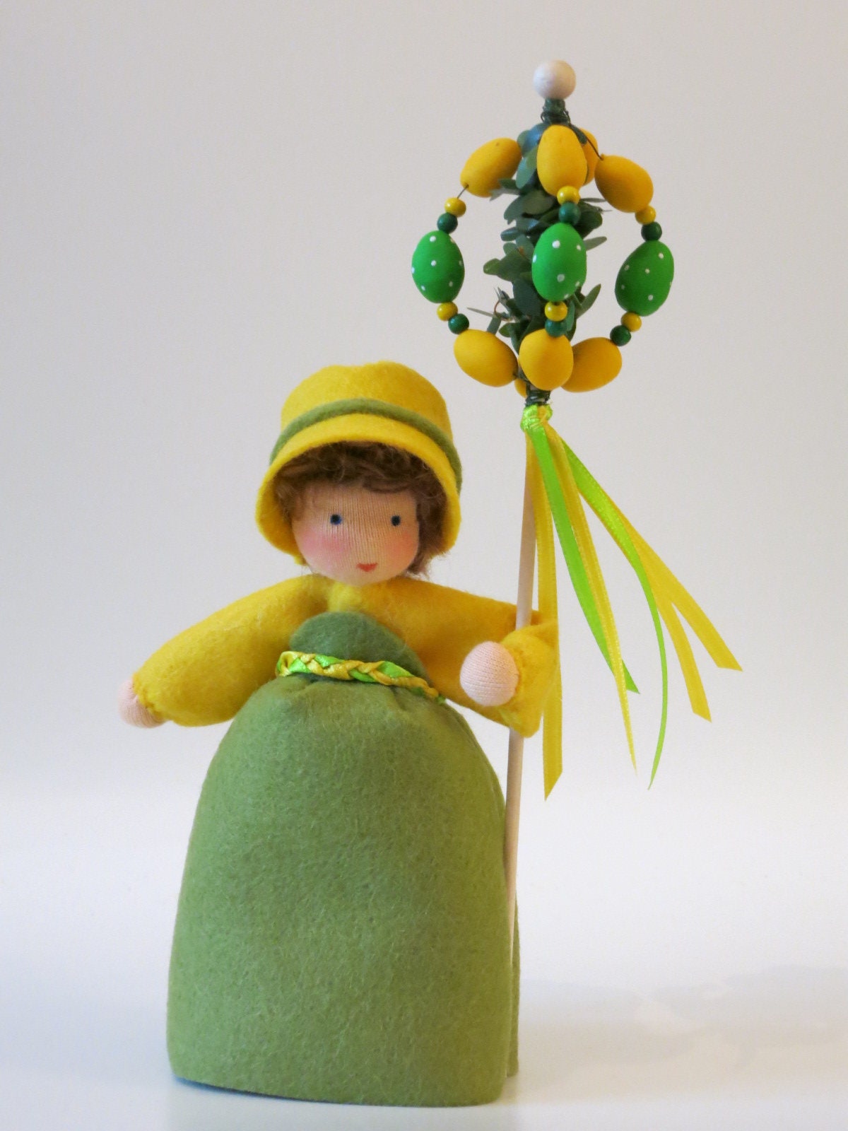 Mädchen mit Osterbaum, Waldorf Jahreszeitentisch Blumenkind aus Wollfilz mit Eier-Kranz-Stab