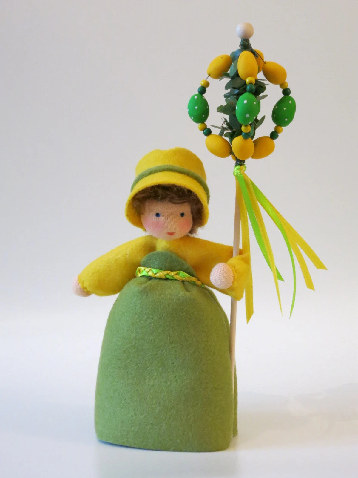 Waldorf Jahreszeitentisch Blumenkind Mädchen mit Osterbaum, Seitenansicht mit Osterschmuck