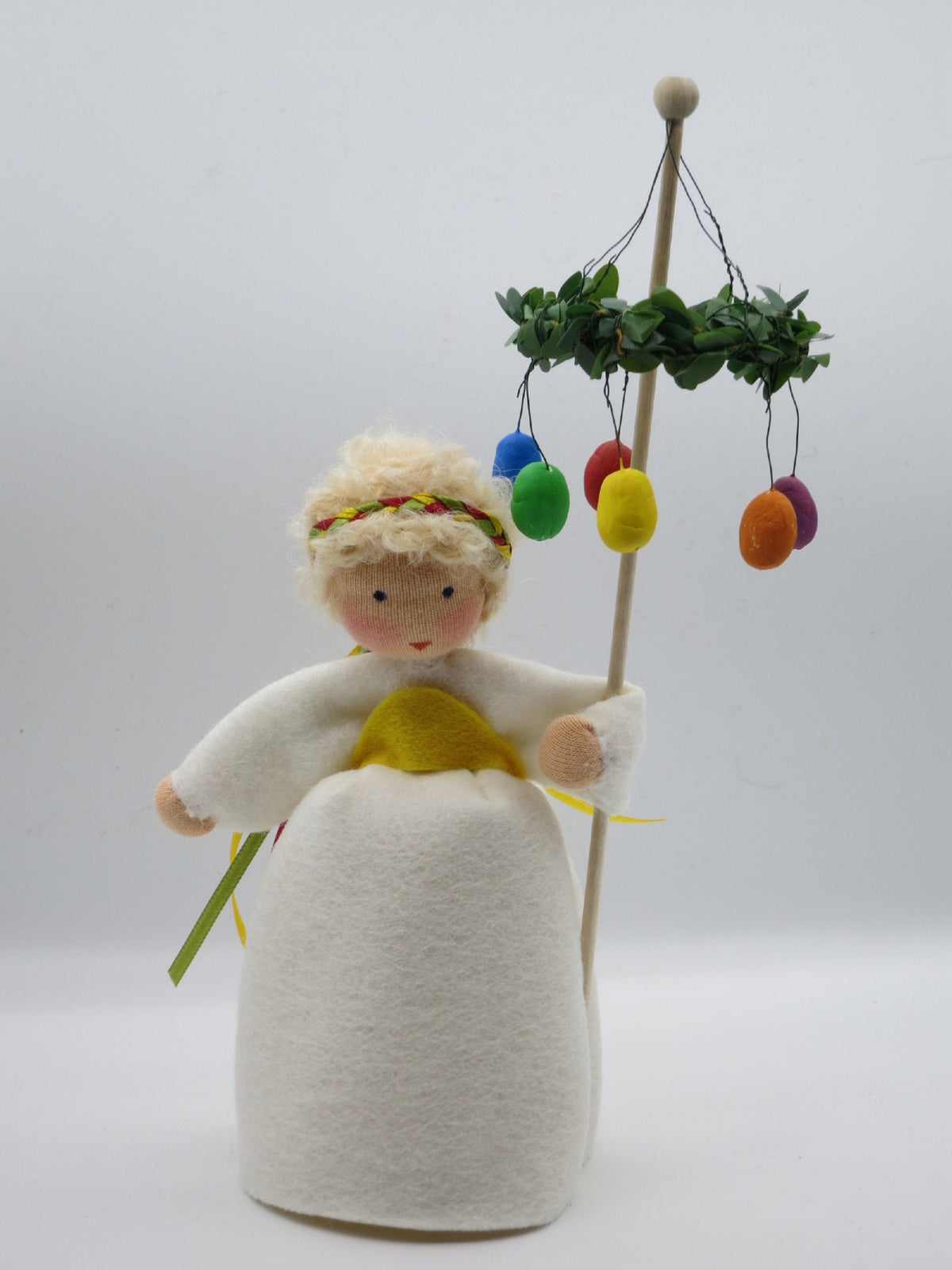 Mädchen mit Osterkranz Blumenkind aus Wollfilz mit bunten Ostereiern am Stab für den Waldorf Jahreszeitentisch