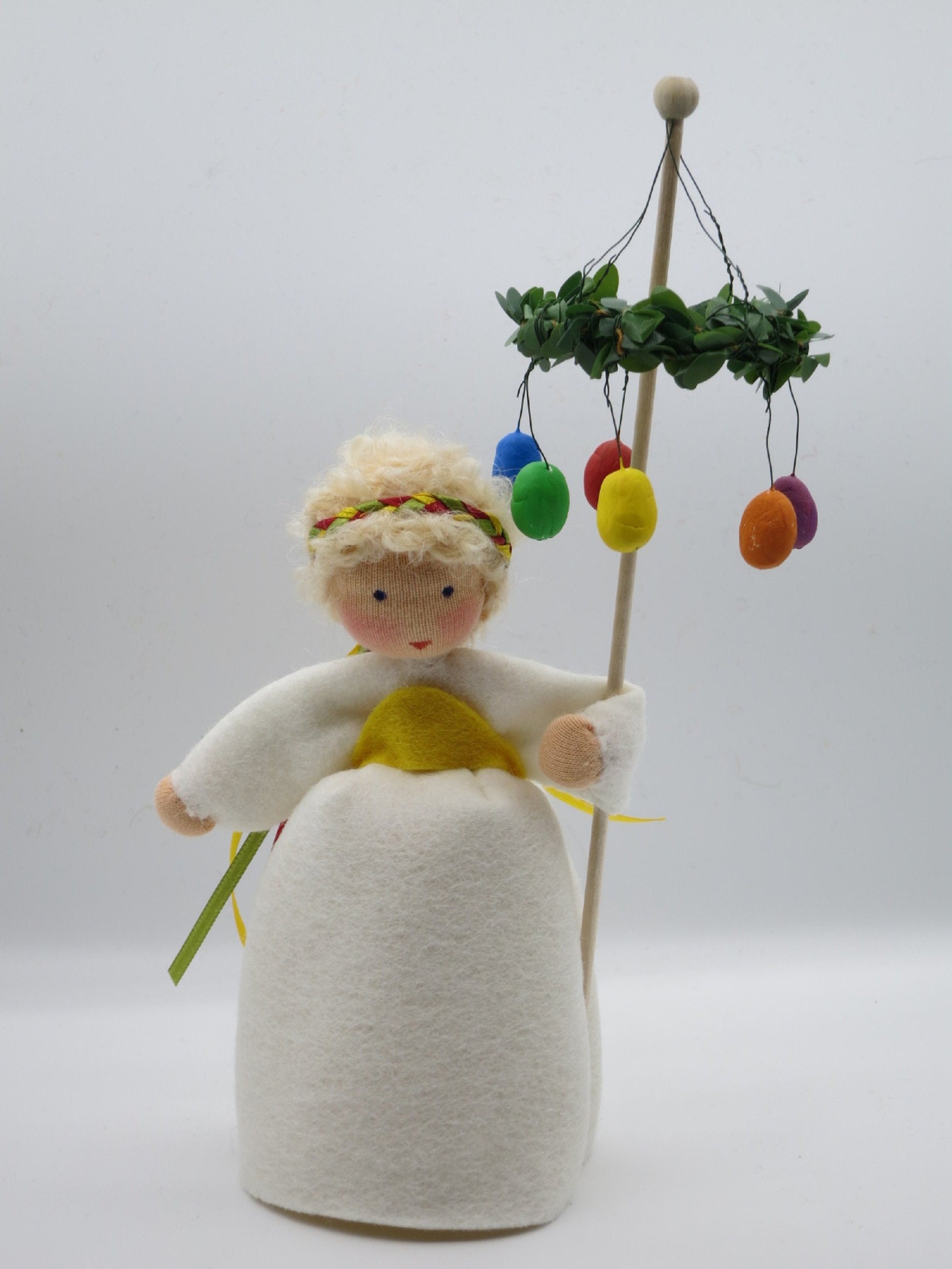 Mädchen mit Osterkranz Blumenkind aus Wollfilz mit bunten Ostereiern am Stab für den Waldorf Jahreszeitentisch