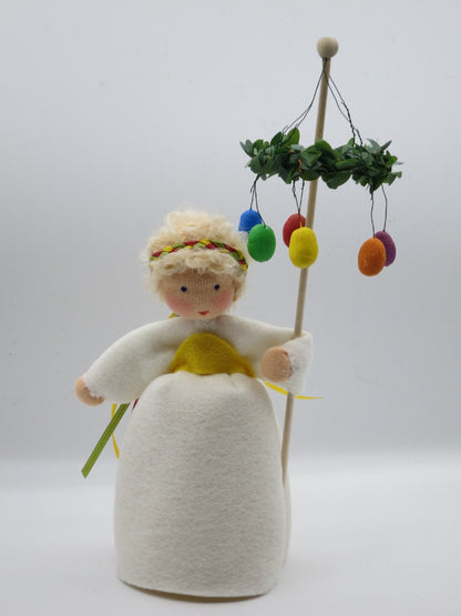 Mädchen mit Osterkranz Blumenkind aus Wollfilz mit bunten Ostereiern am Stab für den Waldorf Jahreszeitentisch