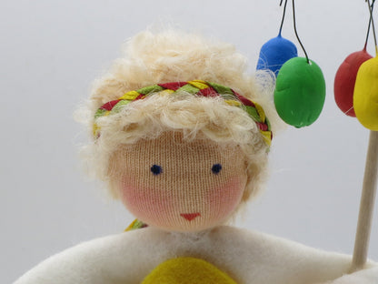 Gesicht des Osterkranz-Blumenkindes mit blonden Locken und Haarband, Nahaufnahme