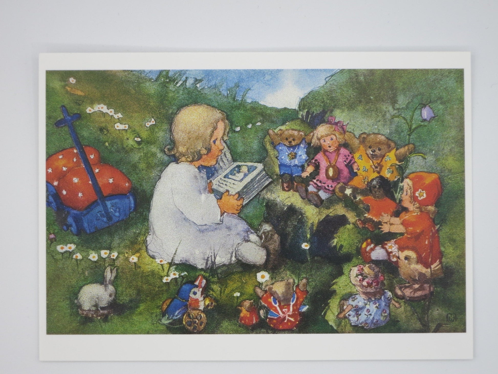 Waldorf Postkarte Maerchenstunde von Mili Weber – Kind liest Stofftieren und Puppen vor