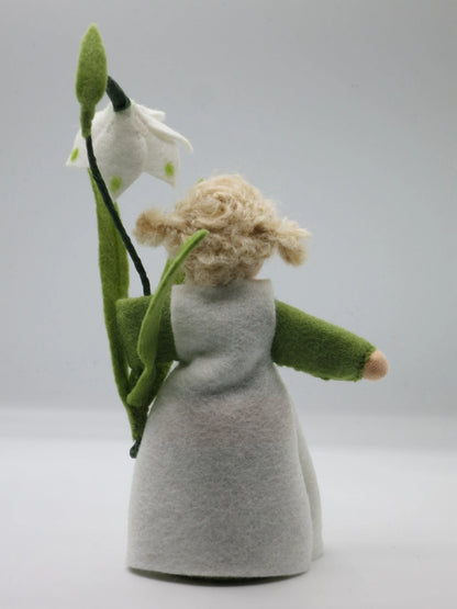 Rückansicht des Märzenbecher-Blumenkinds mit langen grünen Filzblättern und blondem Haar