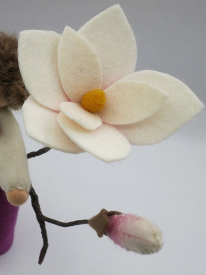 Nahaufnahme der Magnolienblüte aus Filz mit gelbem Blütenzentrum und weißen Blütenblättern