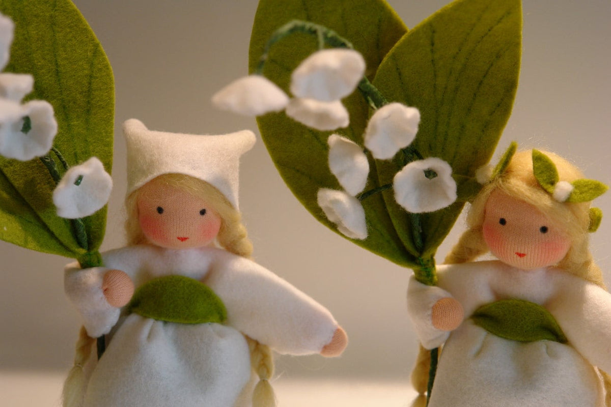 Maiglöckchen Blumenkinder aus Wollfilz für den Waldorf Jahreszeitentisch, Nahaufnahme mit weißen Glockenblüten