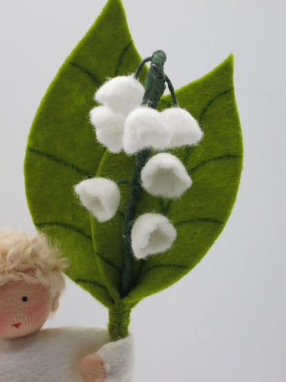 Detailansicht der weißen Maiglöckchenblüten aus Filz mit grünem Blatt