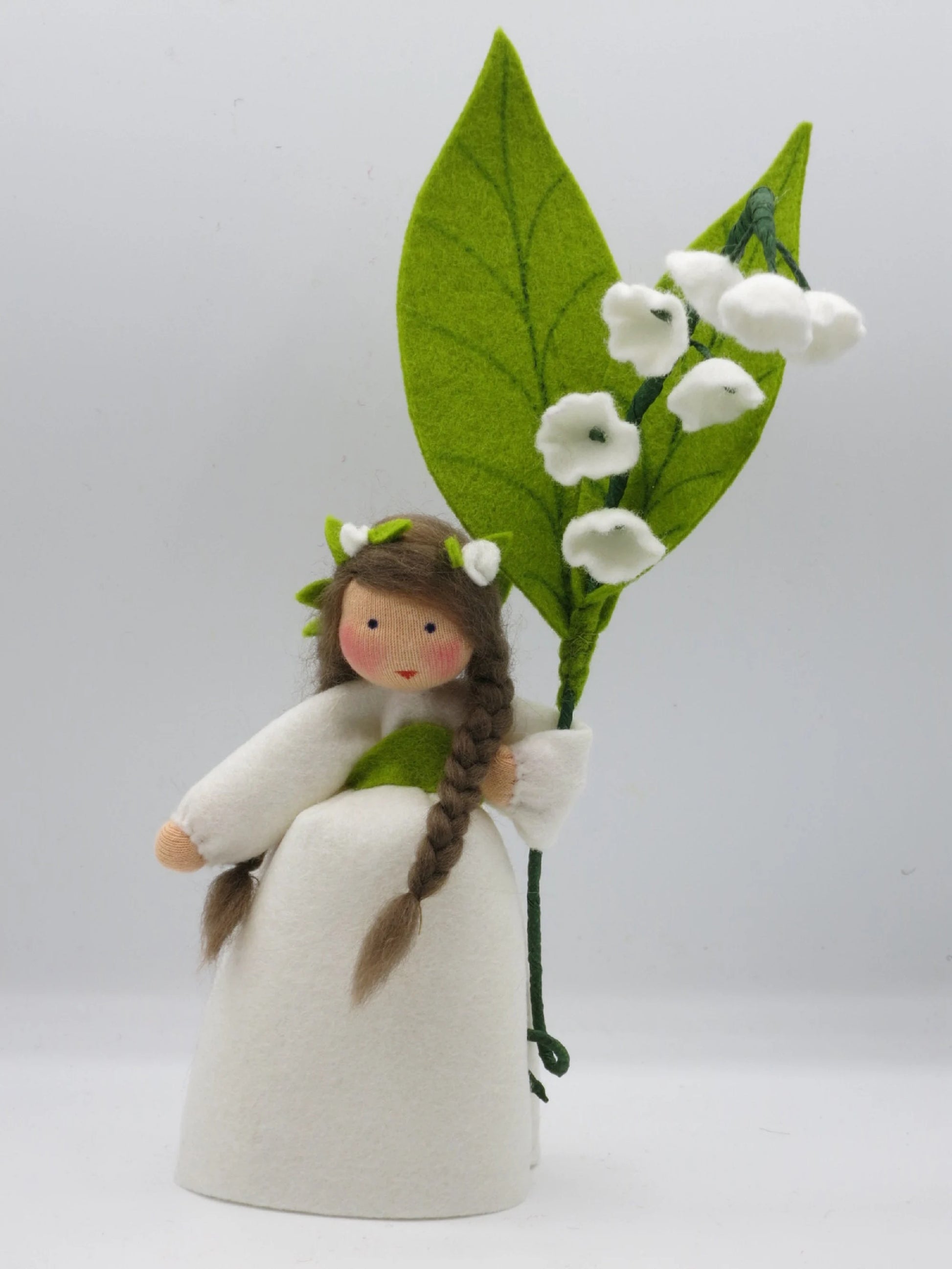 Maiglöckchen Blumenkind mit braunem Haar und Blütenkranz, Waldorf Jahreszeitentisch