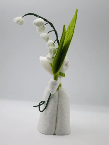 Rückansicht des Maiglöckchen Blumenkindes mit Hut, Waldorf Jahreszeitentisch