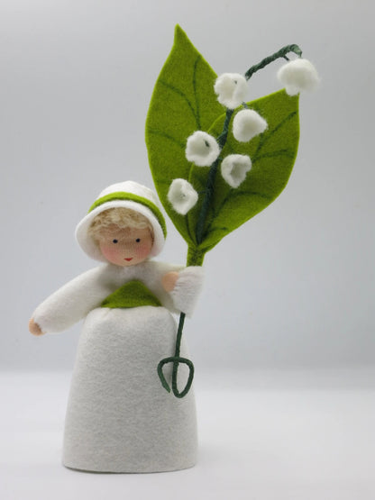 Maiglöckchen, Waldorf Jahreszeitentisch Blumenkind aus Wollfilz mit weißem Hut und Filzblüten