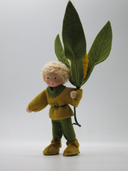 Mais-Junge Blumenkind aus Wollfilz, Gesamtansicht mit Maiskolben, Waldorf-Jahreszeitentisch, Art. HE15