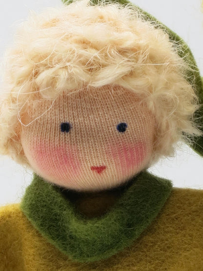 Mais-Junge Blumenkind aus Wollfilz, Nahaufnahme Gesicht mit blonden Locken, Waldorf-Jahreszeitentisch, Art. HE15