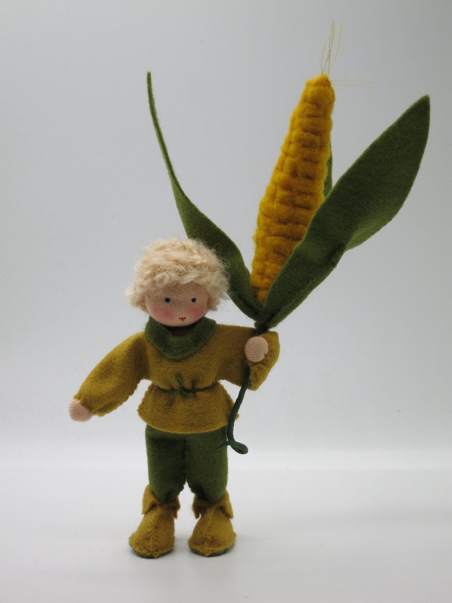 Mais-Junge Blumenkind aus Wollfilz mit gruen-gelbem Maiskolben und Huellblaettern, Waldorf-Jahreszeitentisch, Art. HE15