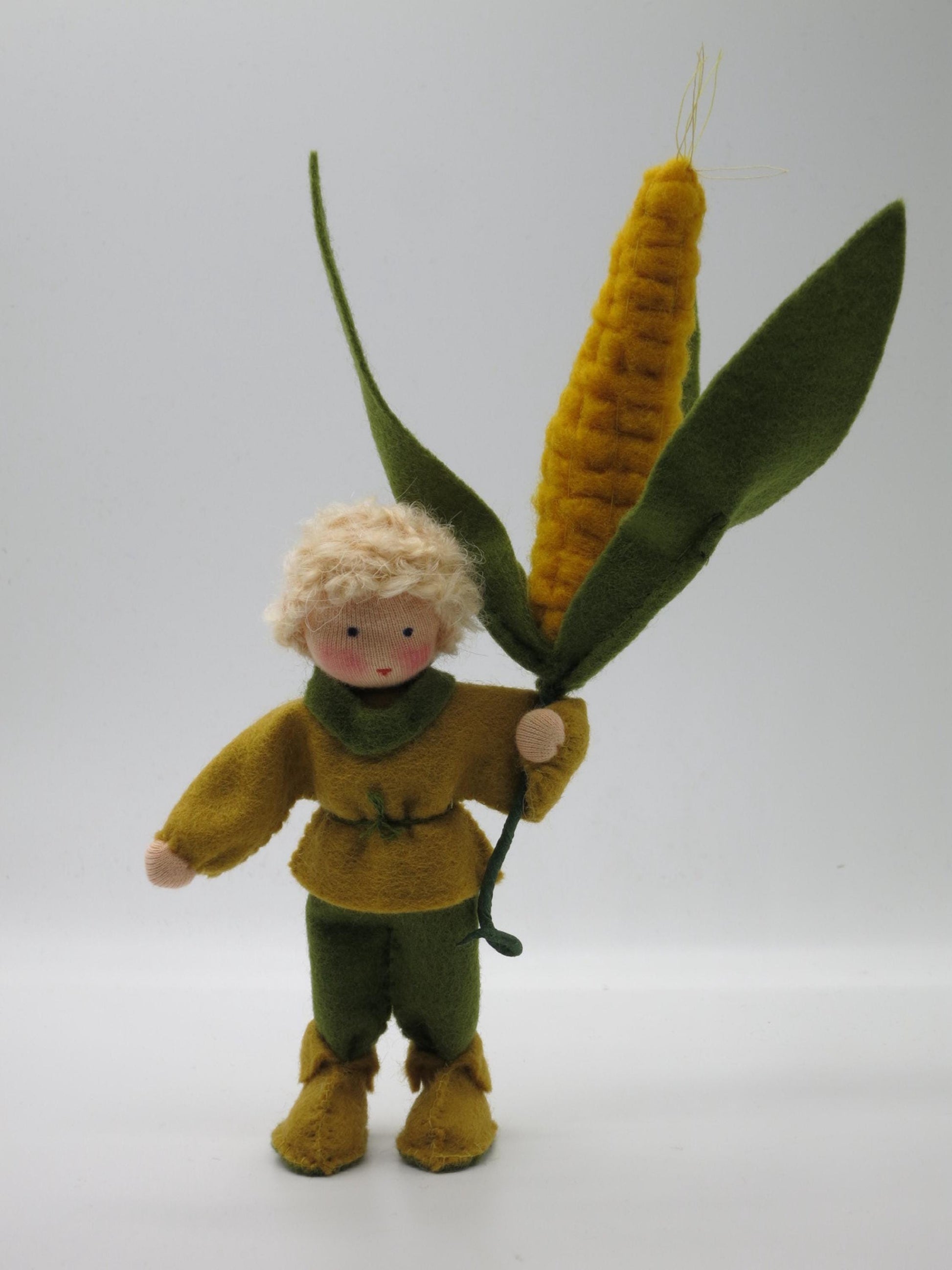 Mais-Junge Blumenkind aus Wollfilz mit gruen-gelbem Maiskolben und Huellblaettern, Waldorf-Jahreszeitentisch, Art. HE15