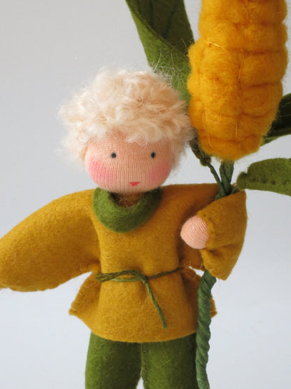 Mais-Junge Blumenkind aus Wollfilz, Nahaufnahme mit Maiskolben und gruenen Huellblaettern, Waldorf-Jahreszeitentisch, Art. HE15