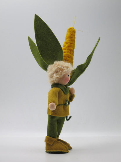 Mais-Junge Blumenkind aus Wollfilz, seitliche Rueckansicht mit Maiskolben, Waldorf-Jahreszeitentisch, Art. HE15