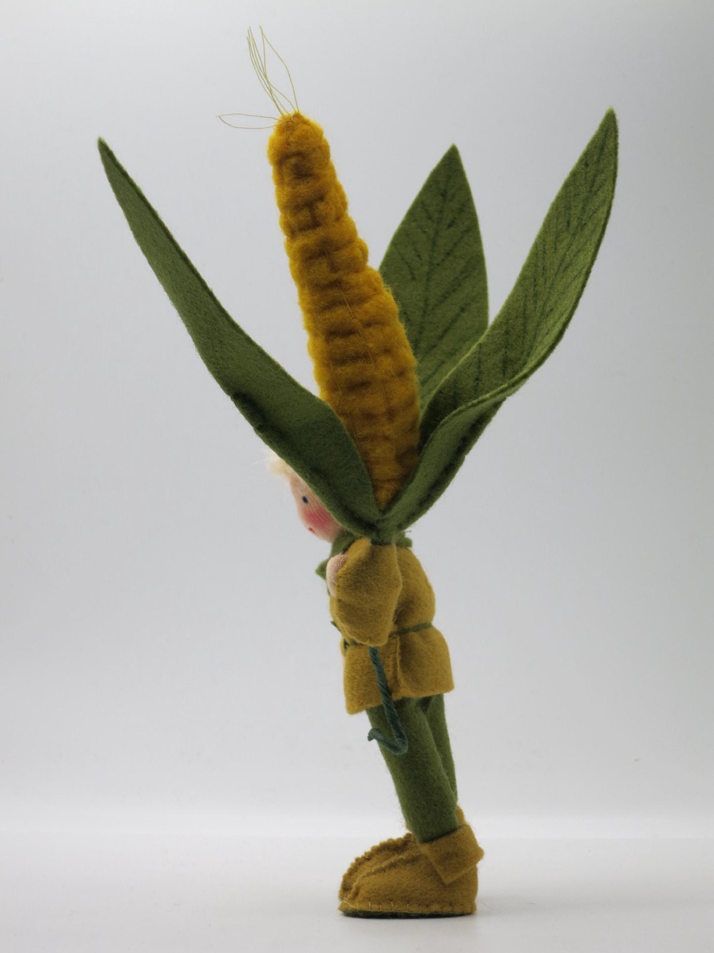 Mais-Junge Blumenkind aus Wollfilz, Seitenansicht mit Maiskolben, Waldorf-Jahreszeitentisch, Art. HE15