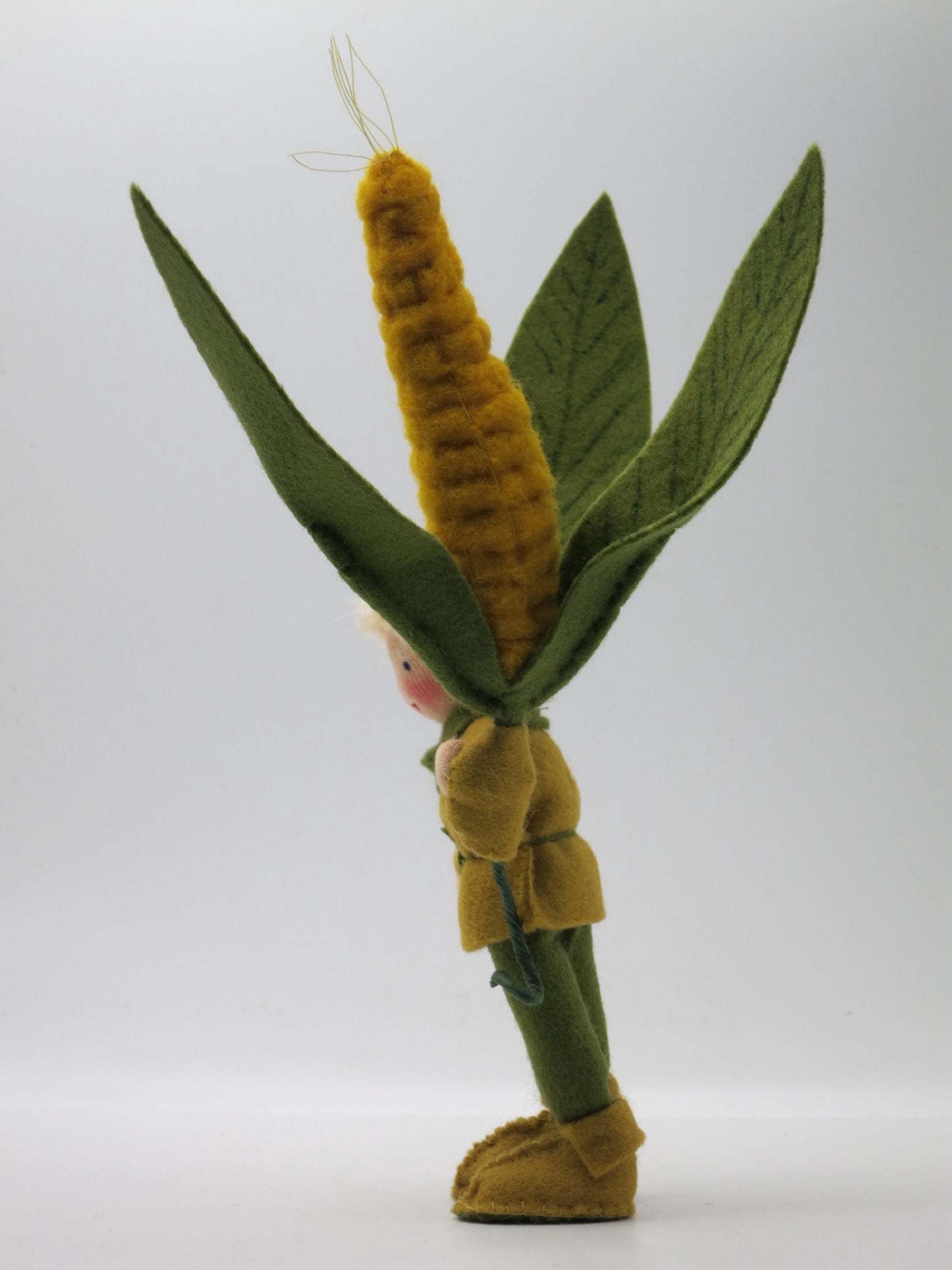 Mais-Junge Blumenkind aus Wollfilz, Seitenansicht mit Maiskolben, Waldorf-Jahreszeitentisch, Art. HE15