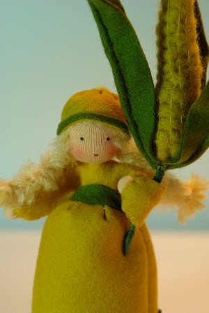 Mais-Maedchen Blumenkind aus Wollfilz mit echtem Maiskolben und gruenen Huellblaettern, Waldorf-Jahreszeitentisch, Art. HE24