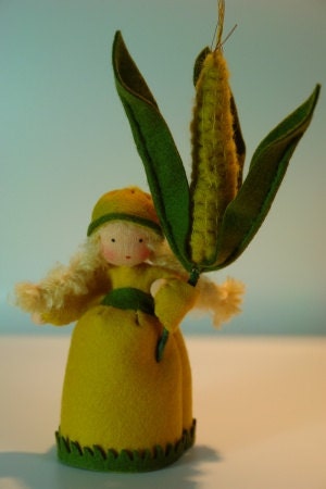 Mais-Maedchen Blumenkind aus Wollfilz, Seitenansicht mit Maiskolben und gruenen Huellblaettern, Waldorf-Jahreszeitentisch, Art. HE24