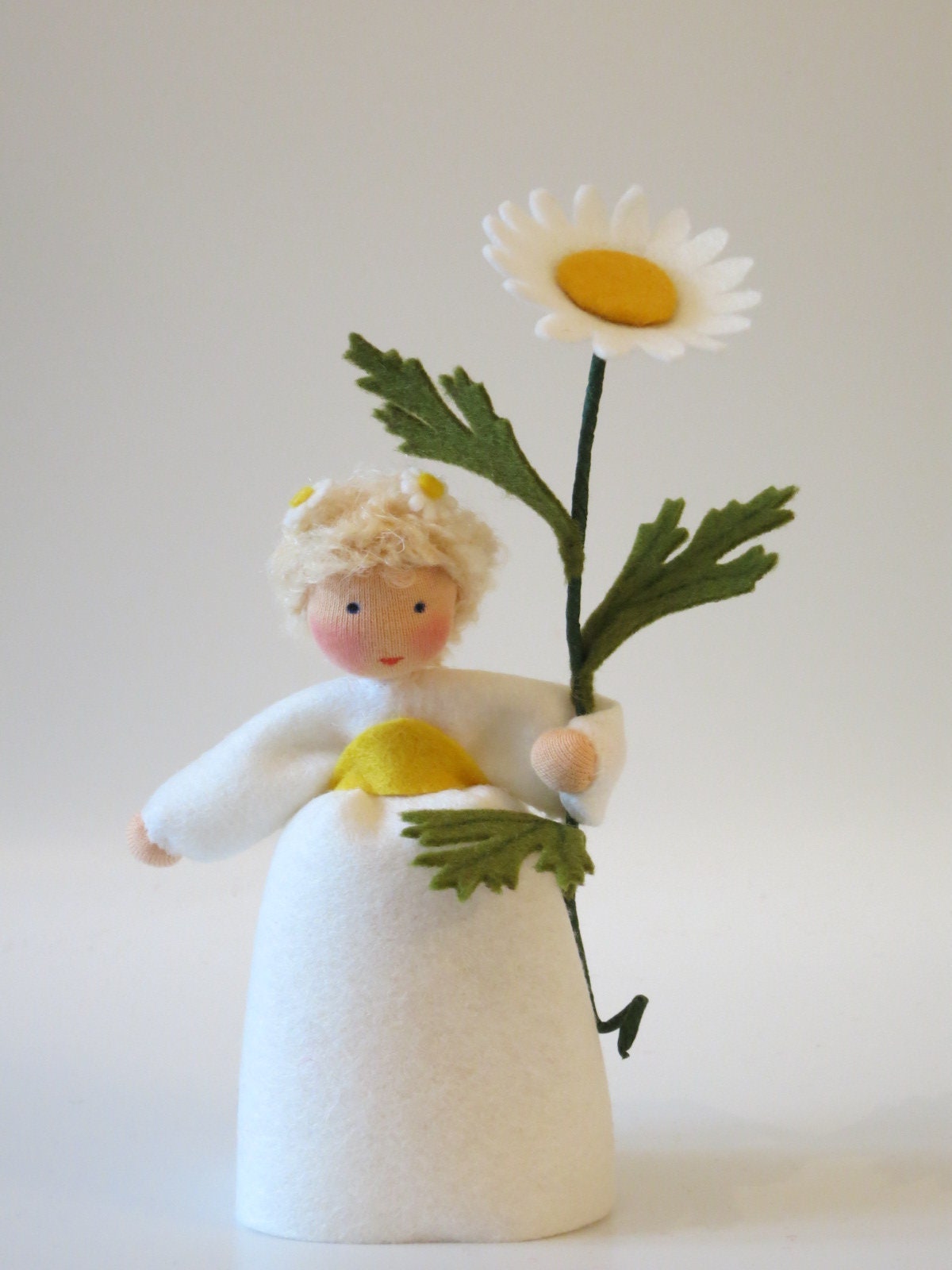 Margerite-Blumenkind aus Wollfilz mit weißer Blüte und gelber Mitte, Waldorf-Jahreszeitentisch Sommer