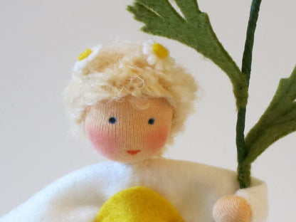 Gesichtsdetail des Margerite-Blumenkindes mit kleinen Filzblüten im Haar, Waldorf-Wollfilzfigur