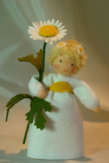 Porträt Margerite-Blumenkind mit blonden Locken und Filzblüten im Haar, Waldorf-Jahreszeitentisch